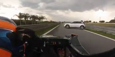 Mercedes GLA случайно оказался на трассе в разгар картинговой гонки, наглости нет предела
