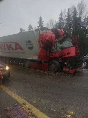 Водитель иномарки в Тверской области «проучил» дальнобойщика и попал в аварию