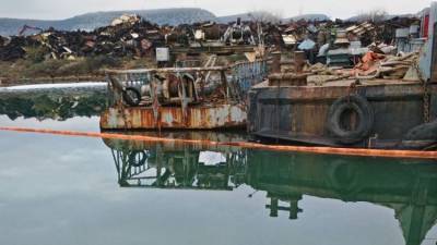 В Севастопольской бухте разлилось топливо из распиленной "Керчи"