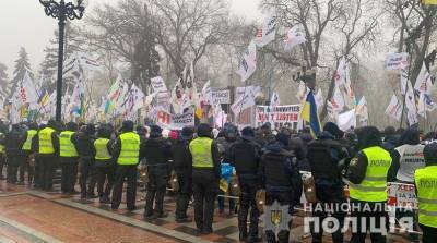 Под Верховной Радой митингуют ФОПы: произошли стычки с полицией