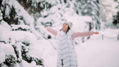 В красивом наряде среди заснеженного леса: Илона Гвоздева показала зимнюю сказку – фото