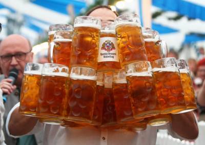 Немец установил новый мировой рекорд по переноске кружек с пивом
