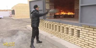 В Туркменистане открыли печь для сжигания наркотиков. Церемонию провел президент, который сжигал пакеты с марихуаной — видео