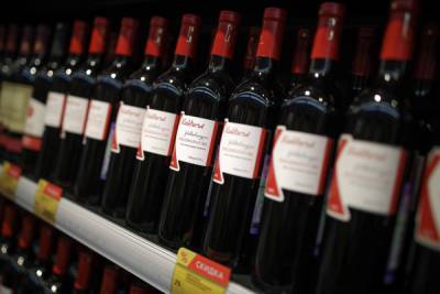 Нарколог объяснил спонтанность покупки вина каждым третьим жителем России