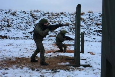 Псковские разведчики провели тренировку по армейской тактической стрельбе