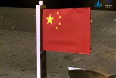 Китай установил на Луне свой флаг