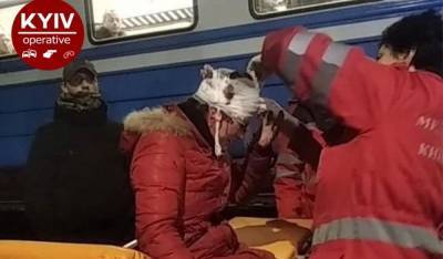 В сети показали жуткие кадры прыжка 30-летней женщины под поезд на Киевщине: видео 18+