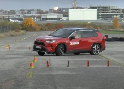 Гибридный Toyota RAV4 с треском провалил "лосиный тест", видео