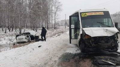 Под Челябинском легковушка врезалась в маршрутку. Два человека погибли