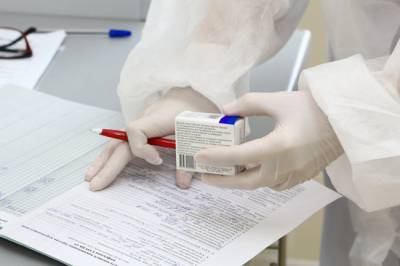 Татарстанских медиков вакцинируют от коронавируса на рабочих местах
