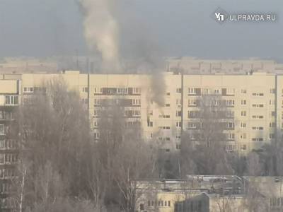 В доме на проспекте Ленинского Комсомола горит квартира