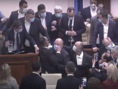 Депутаты устроили массовую драку в парламенте Молдовы