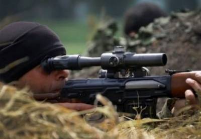 На Донбассе снайперским огнем ранили украинского военного