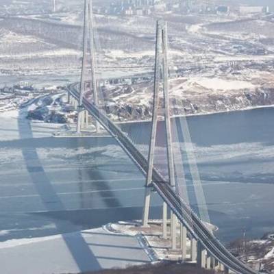 Альпинисты МЧС России вручную чистят мост на остров «Русский»
