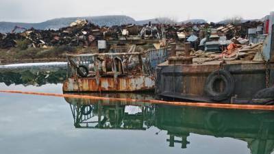 В Крыму во время утилизации военного корабля в Черное море утекли нефтепродукты