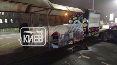 Бездомные Киева облюбовали остановки транспорта