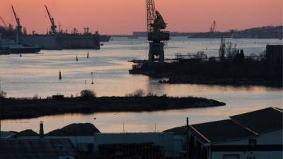 Разлив нефтепродуктов произошел в бухте Севастополя