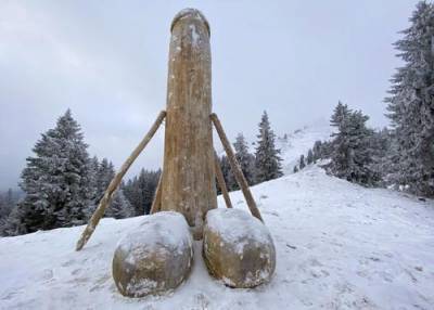 В Баварских Альпах появился, а затем исчез фаллический монумент
