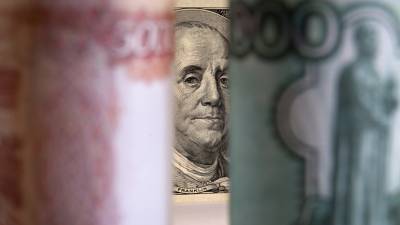 Курс доллара упал ниже 74 рублей впервые со 2 сентября