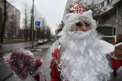 Москвич, продающий услугу Деда Мороза с антителами, рассказал, насколько она популярна