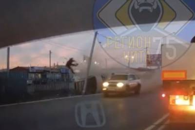Водитель врезался в столб и вылетел через лобовое стекло на Романовском тракте в Чите
