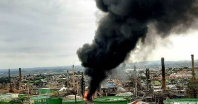 В ЮАР после взрыва пылает нефтеперерабатывающий завод