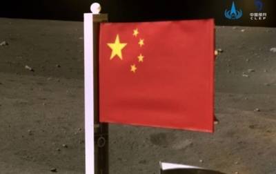 Зонд Чанъэ-5 установил флаг Китая на Луне