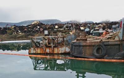 В Севастополе разлились нефтепродукты после утилизации корабля