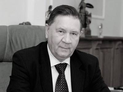 Сенатор и бывший губернатор Курской области умер во время приема граждан