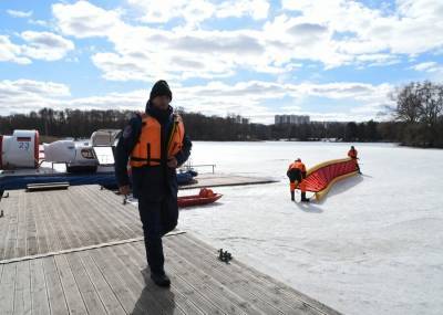Спасатели на воде предупредили об опасности выхода на лед