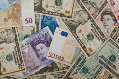 На Мосбирже доллар упал ниже 74 рублей