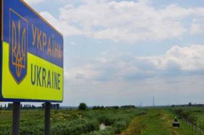 Украинские пограничники проверяют местность, где группа неизвестных пыталась пробраться в РФ