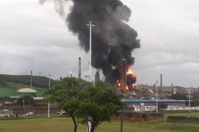В ЮАР после мощного взрыва вспыхнул нефтезавод: есть пострадавшие (видео)