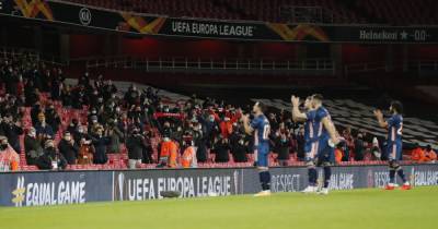 Аплодисменты от футболистов и призыв вернуть Озила: как фанаты впервые за 9 месяцев посетили матч в Англии - tsn.ua - Украина - Англия - Лондон