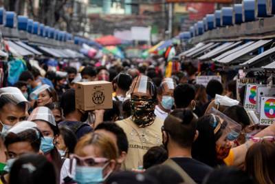 Полицейские решили контролировать соблюдение дистанции палками на Филиппинах