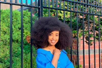Выбрана девушка с самыми длинными волосами афроамериканского типа