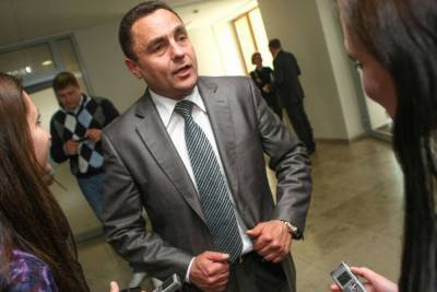Во время онлайн-конференции за спиной литовского депутата появился голый мужчина: фото, видео