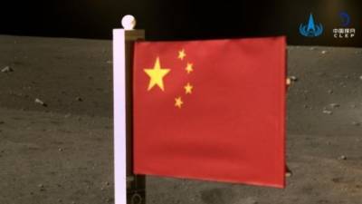 Китайский зонд поднял флаг страны на Луне. ФОТОФАКТ