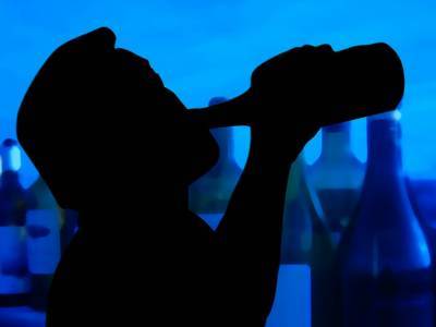 Британские ученые определили три периода жизни человека, когда пить алкоголь опаснее всего