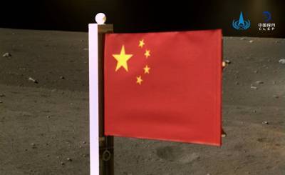 Синьхуа (Китай): водружая на Луну флаг КНР