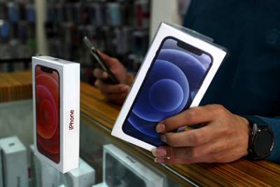 Apple заставят класть зарядник в коробку с iPhone
