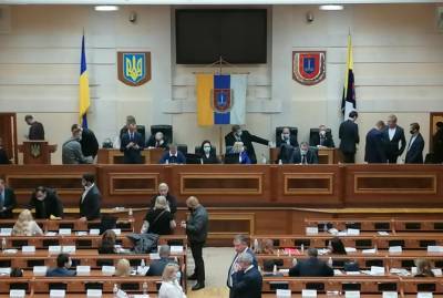 Депутаты уже 6 часов блокируют трибуну на сессии Одесского облсовета