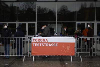 В Австрии начали массовые проверки на коронавирус, чтобы разорвать цепи заражения к Новому году