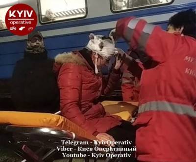 Под Киевом женщина прыгнула под поезд и выжила: Момент попал на видео