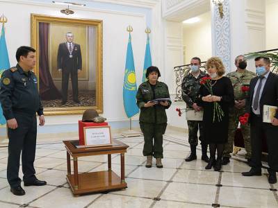 В посольстве Республики Казахстан смоленские поисковики передали на родину останки поднятого воина
