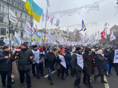 Протестующие осадили Верховную раду Украины: идут стычки с полицией