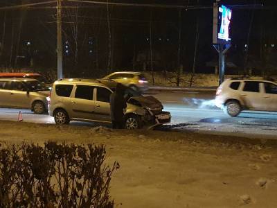 Легковушка и грузовик столкнулись на проспекте Гагарина