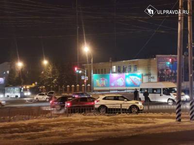 На Минаева столкнулись такси и маршрутка