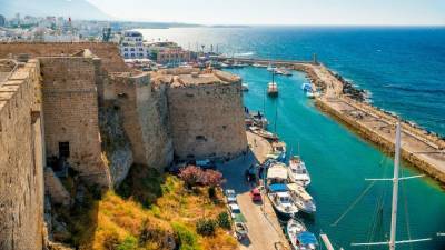 Кипр будет впускать вакцинированных туристов без теста на коронавирус