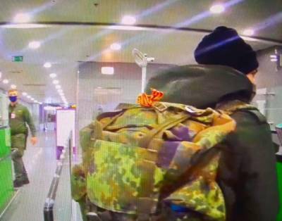 В киевском аэропорту не пустили в Украину туристов с георгиевской лентой